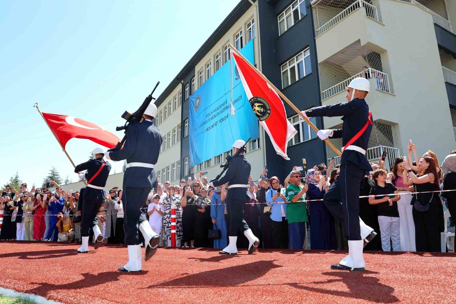 Vali Çiçek, 31’inci Dönem Polis Meslek Eğitim Merkezi Mezuniyet Töreni’ne katıldı
