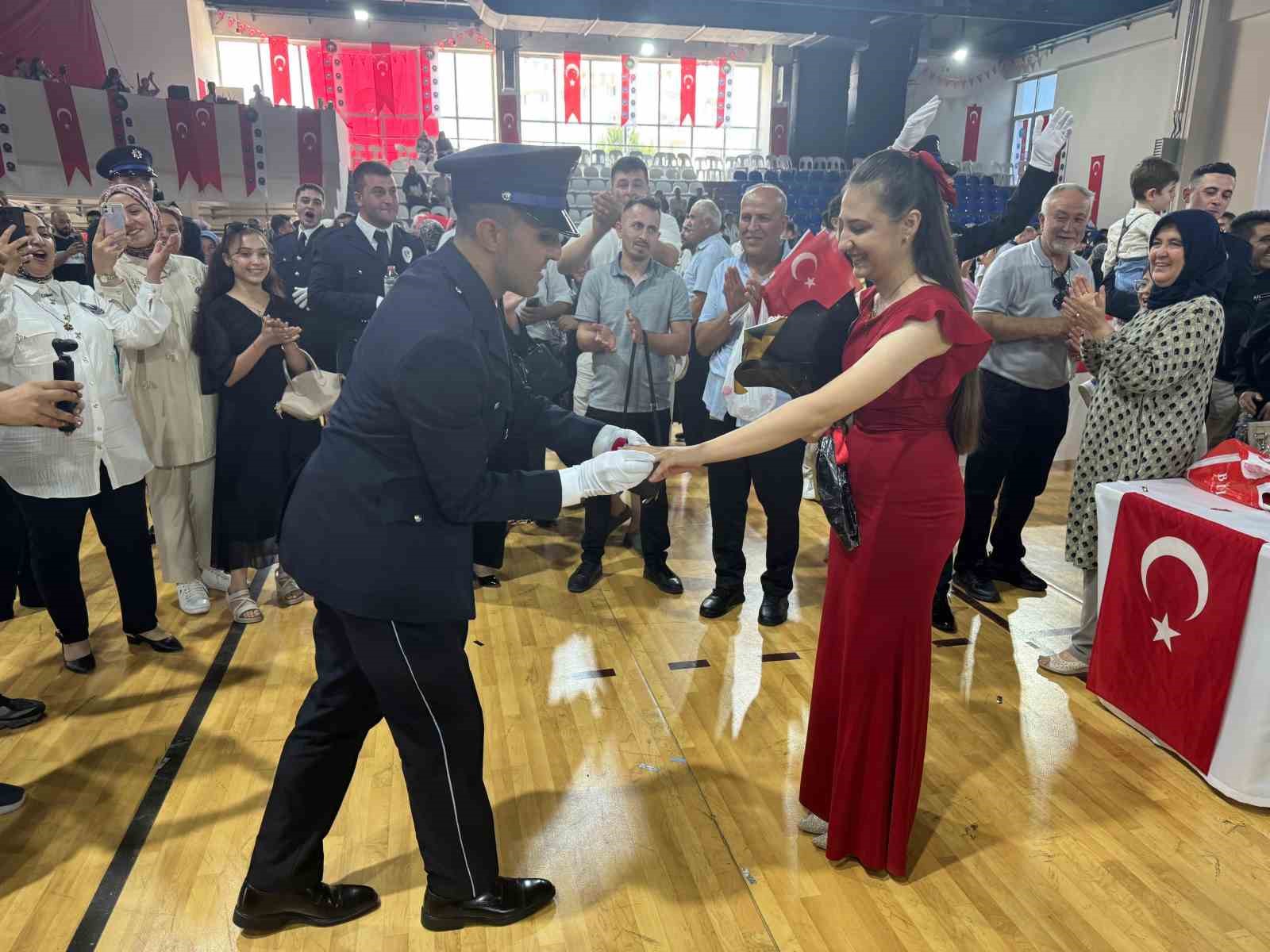 Adana&rsquo;da 323 polis adayı yemin ederek mezun oldu
