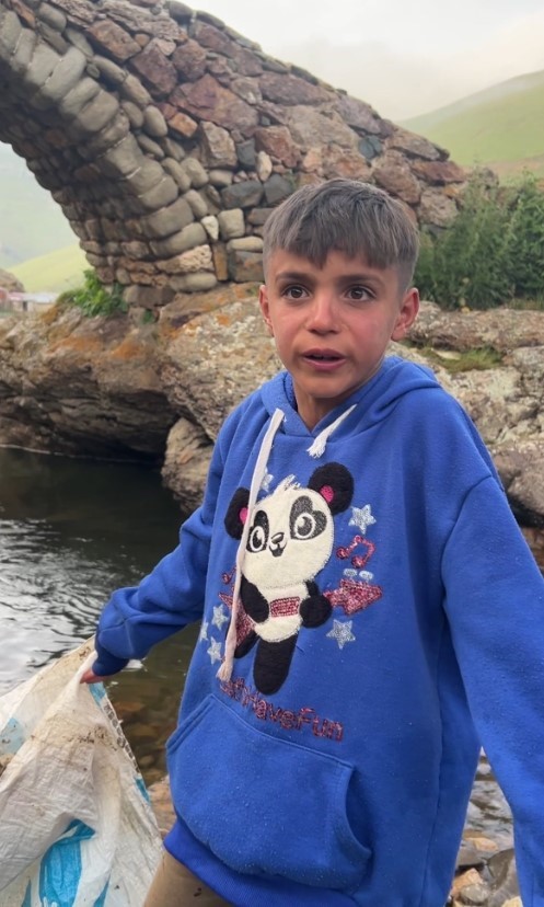 Taşköprü Yaylası’nda yaşayan küçük Mete’nin çöp isyanı sosyal medyada viral oldu