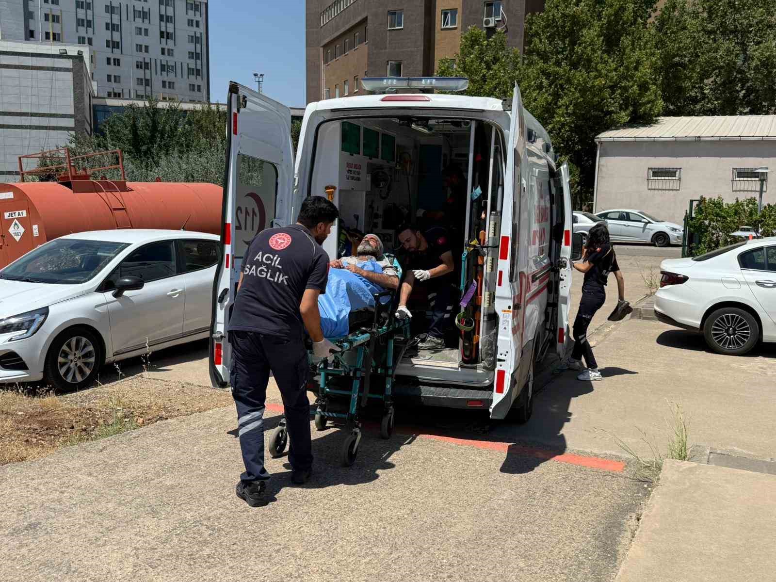 Diyarbakır’da felç geçirme şüphesi bulunan vatandaş, ambulans helikopterle hastaneye sevk edildi