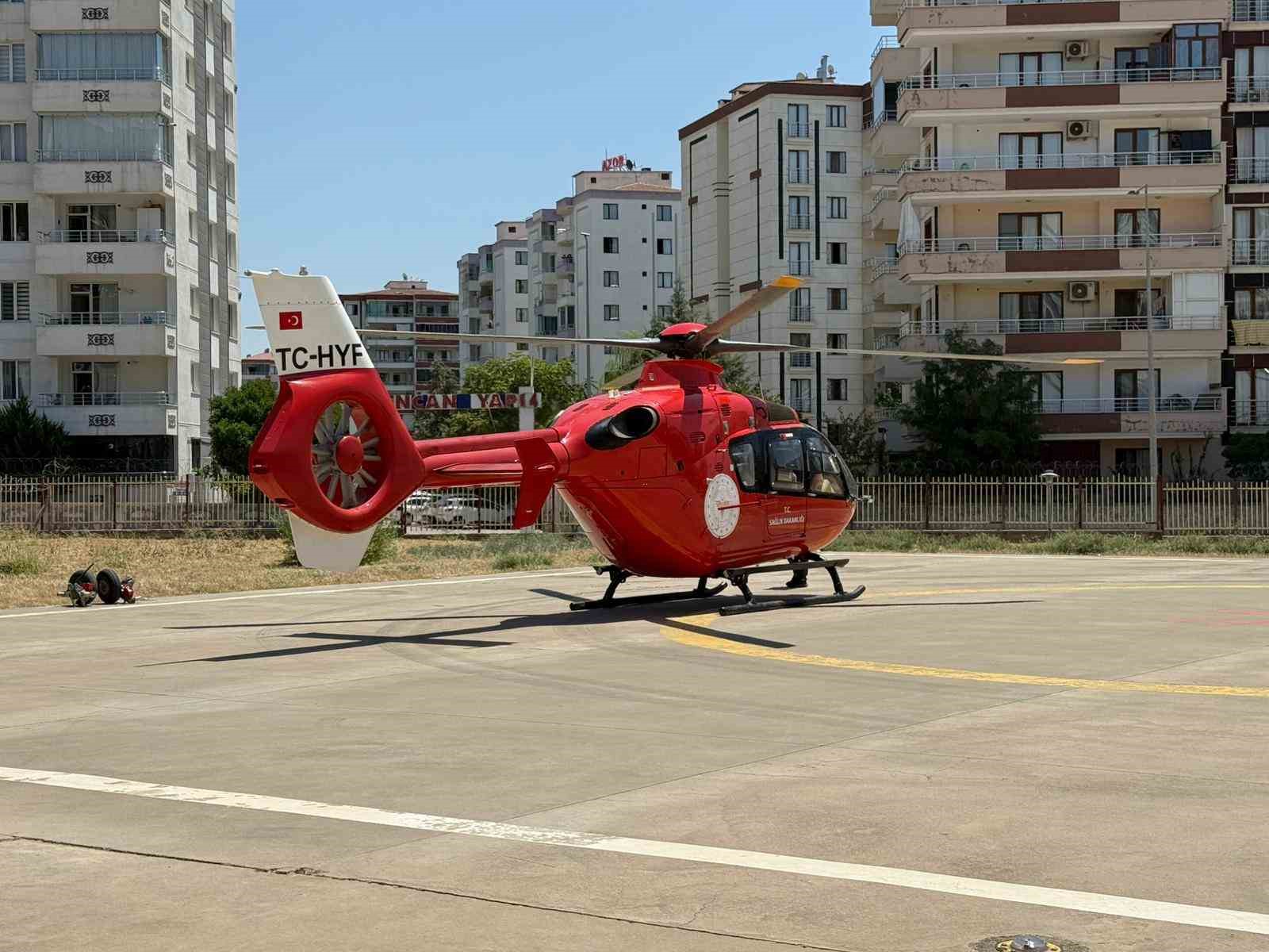Diyarbakır&rsquo;da fel&ccedil; ge&ccedil;irme ş&uuml;phesi bulunan vatandaş, ambulans helikopterle hastaneye sevk edildi
