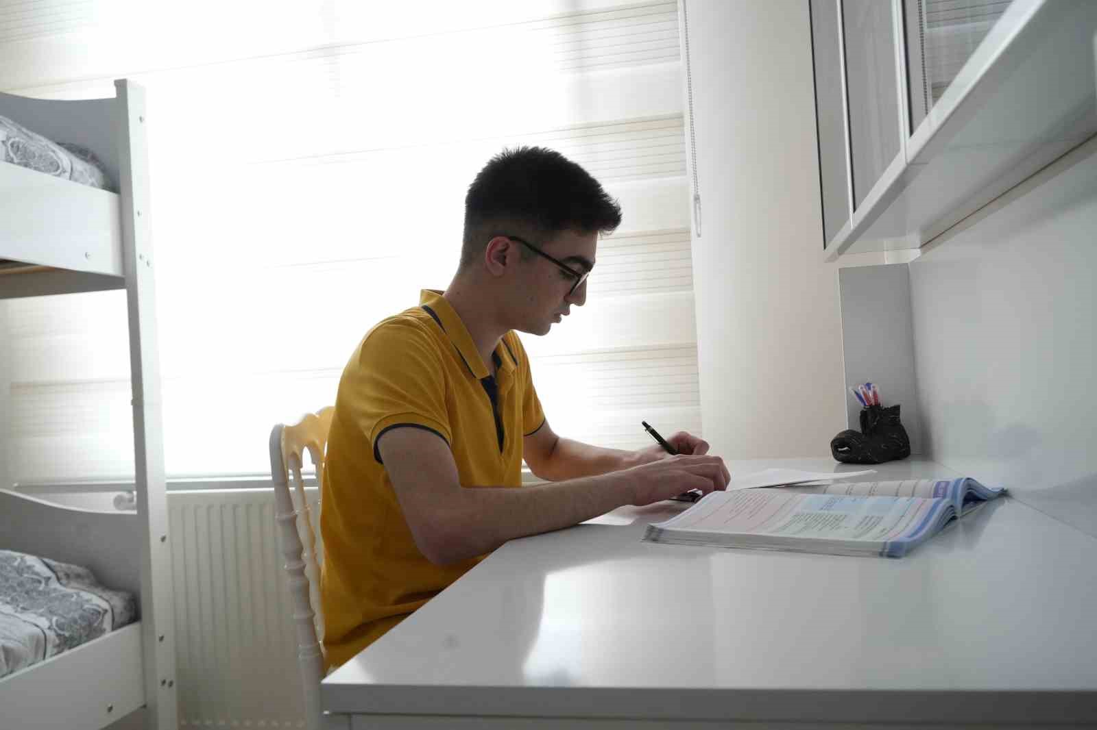 Telefonu bıraktı, planlı çalıştı: YKS’de derece elde etti