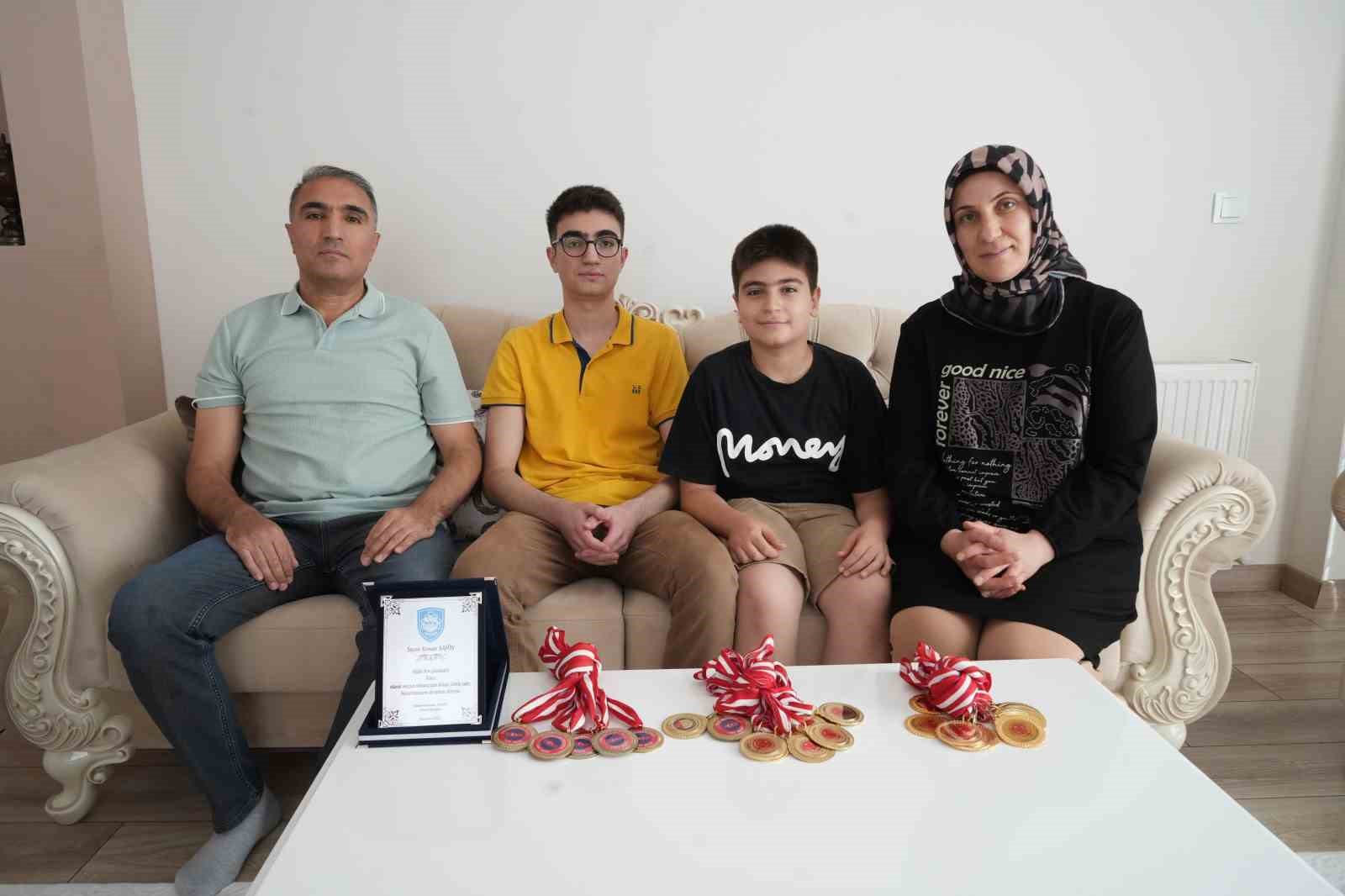 Telefonu bıraktı, planlı &ccedil;alıştı: YKS&rsquo;de derece elde etti
