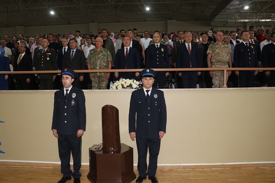 Erzincan POMEM&rsquo;de 449 polis adayı mezuniyet coşkusunu yaşadı
