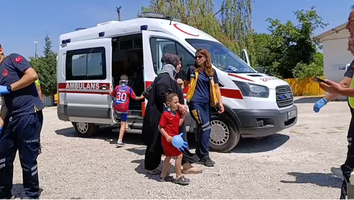 İnşaat alanına uçan triportördeki 2’si çocuk 4 kişi yaralandı