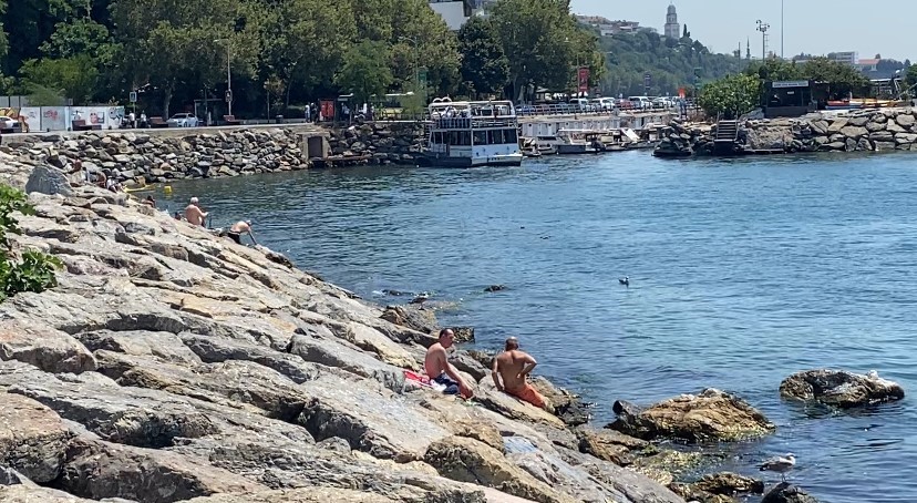 Kavurucu sıcaklar bunalttı, serinlemek isteyenler boğaza koştu