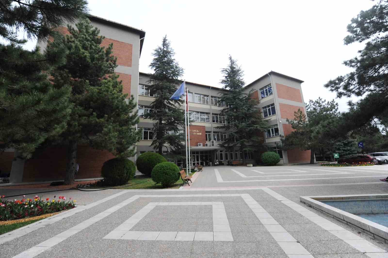 Geleceğin eczacı adaylarının tercihi Anadolu Üniversitesi