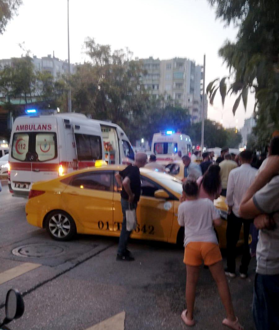 Taksi durağına silahlı saldırı: 2 s&uuml;r&uuml;c&uuml; yaralandı
