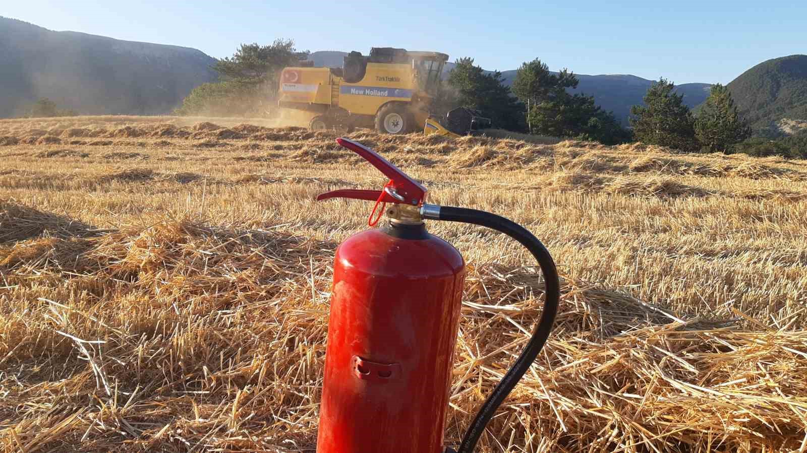 Hasat esnasında tam te&ccedil;hizat bekliyorlar: K&ouml;yl&uuml;lerden yangın &ouml;nlemi
