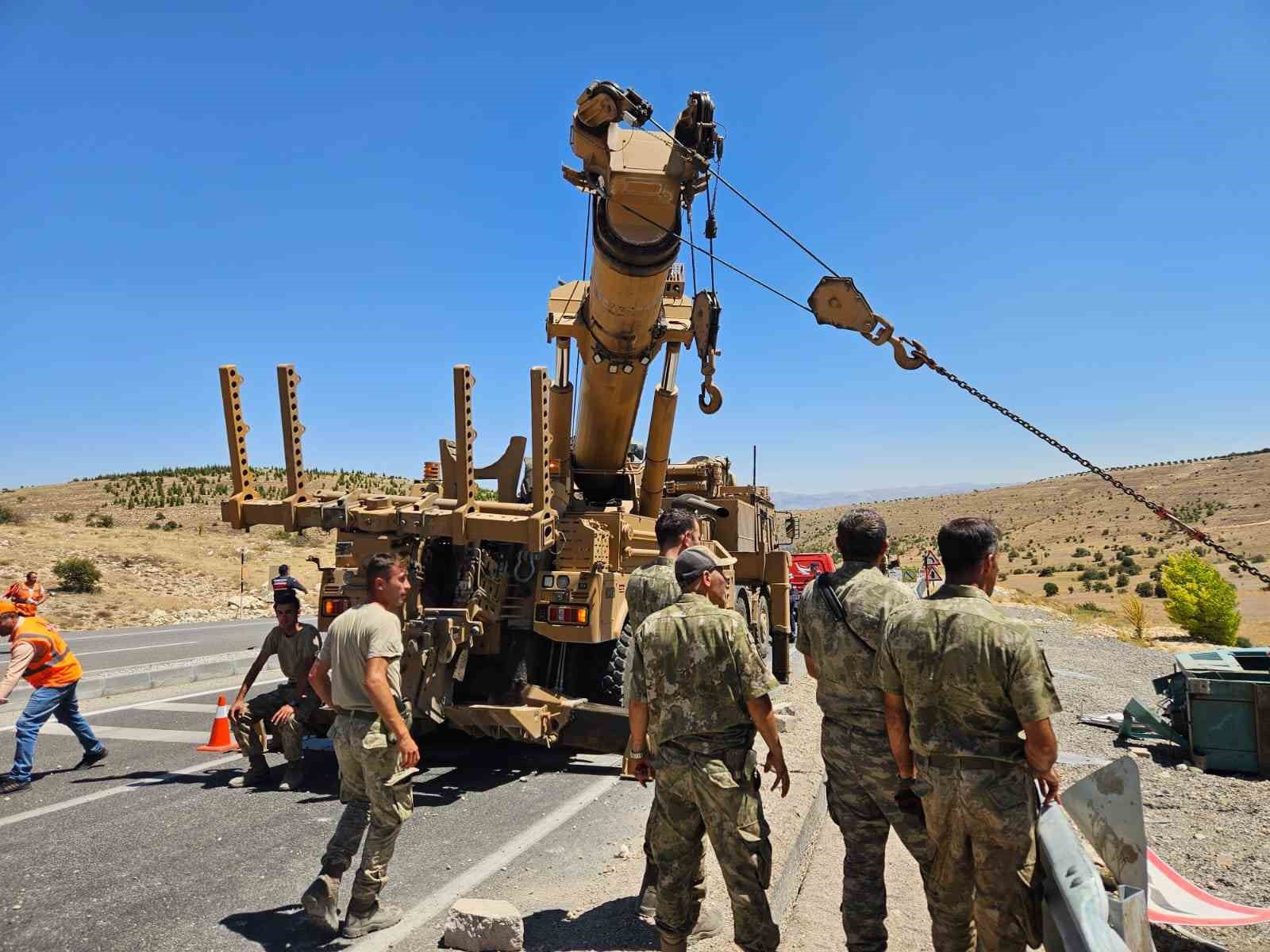 Malatya’da askeri araç devrildi: 2 asker yaralandı