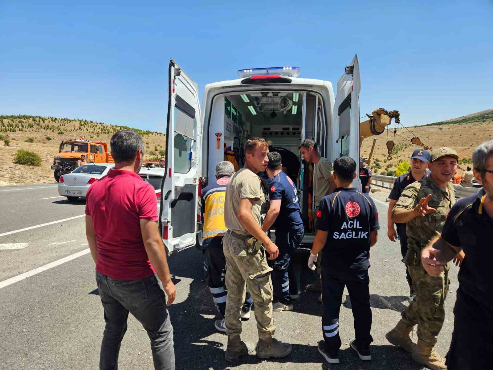 Malatya&rsquo;da askeri ara&ccedil; devrildi: 2 asker yaralandı

