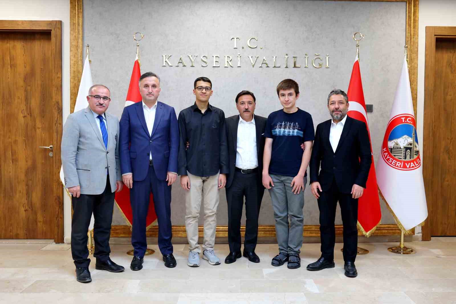 Vali Çiçek, YKS’de dereceye giren öğrencileri makamında kabul etti