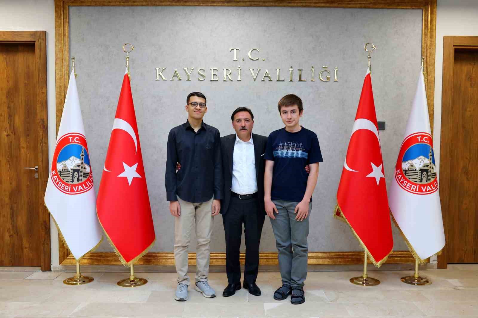 Vali &Ccedil;i&ccedil;ek, YKS&rsquo;de dereceye giren &ouml;ğrencileri makamında kabul etti
