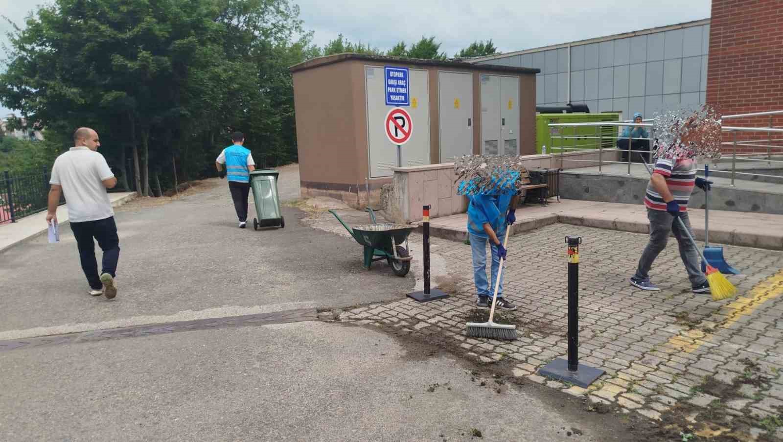 Yükümlüler cezalarını üniversiteyi temizleyerek geçiriyor