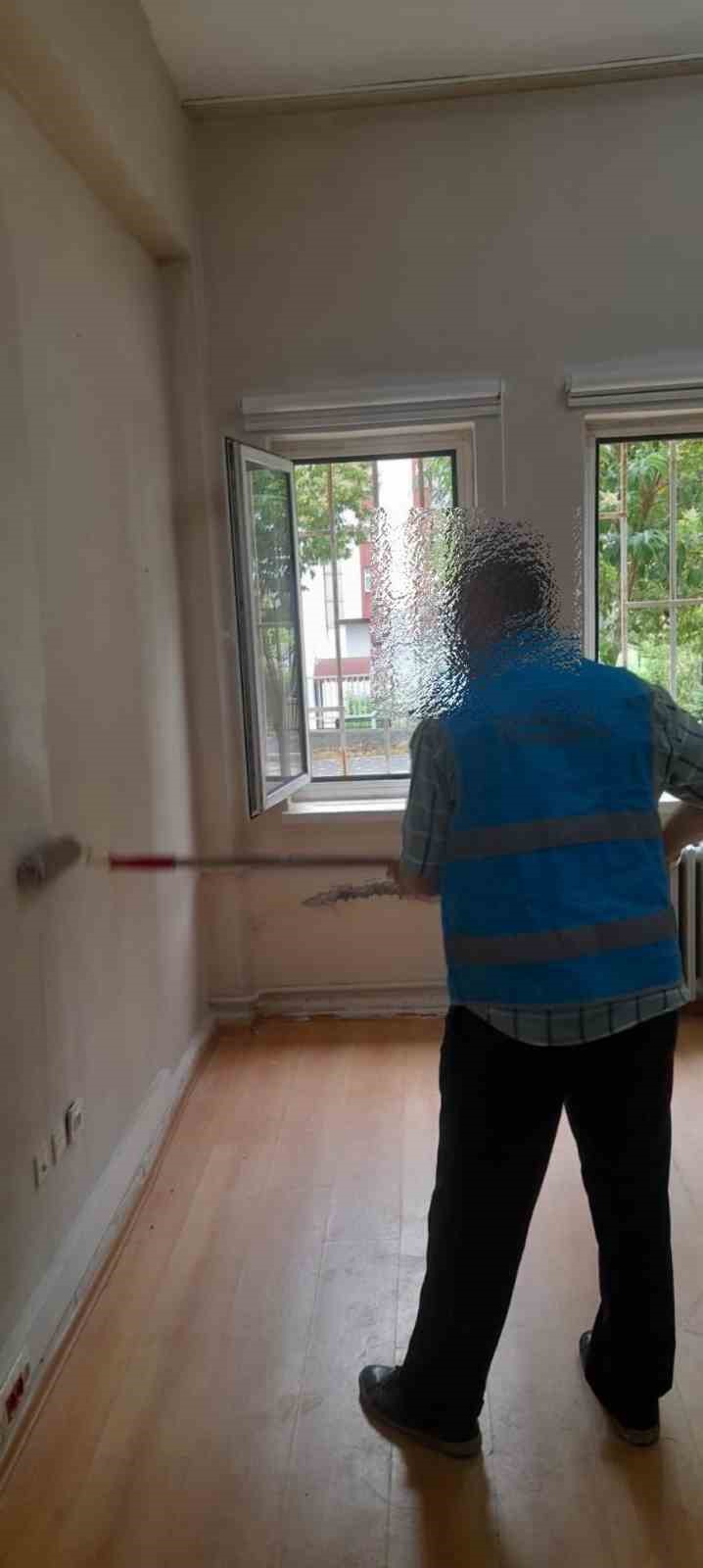 Yükümlüler cezalarını üniversiteyi temizleyerek geçiriyor
