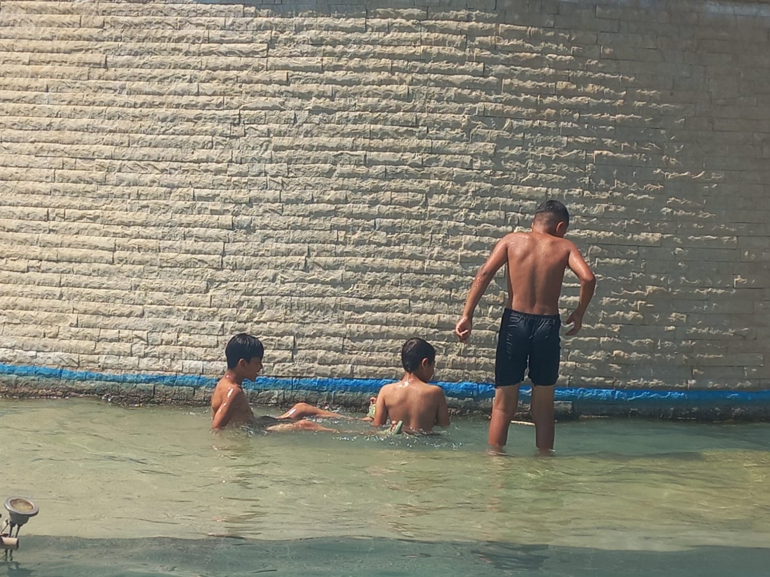 Antalya’da sıcaklık artışı devam ediyor, vatandaşlar sahile akın etti