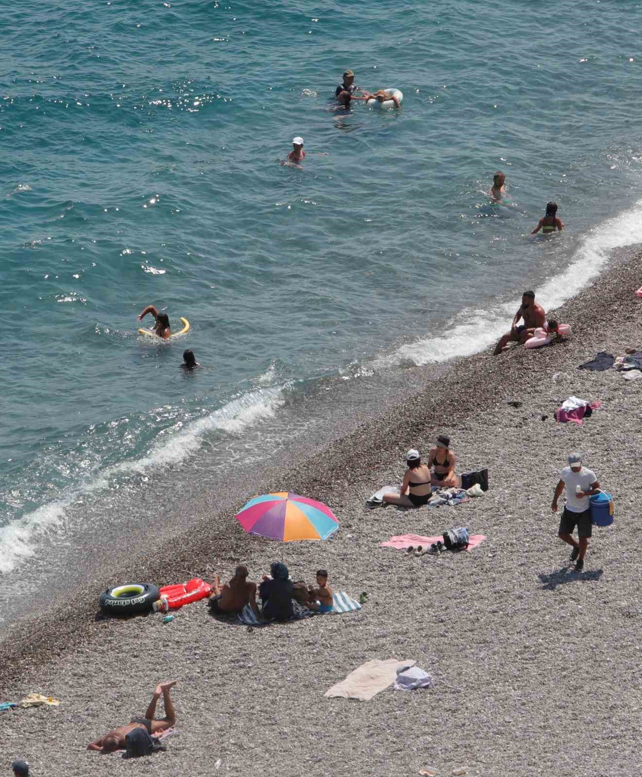 Antalya&rsquo;da sıcaklık artışı devam ediyor, vatandaşlar sahile akın etti
