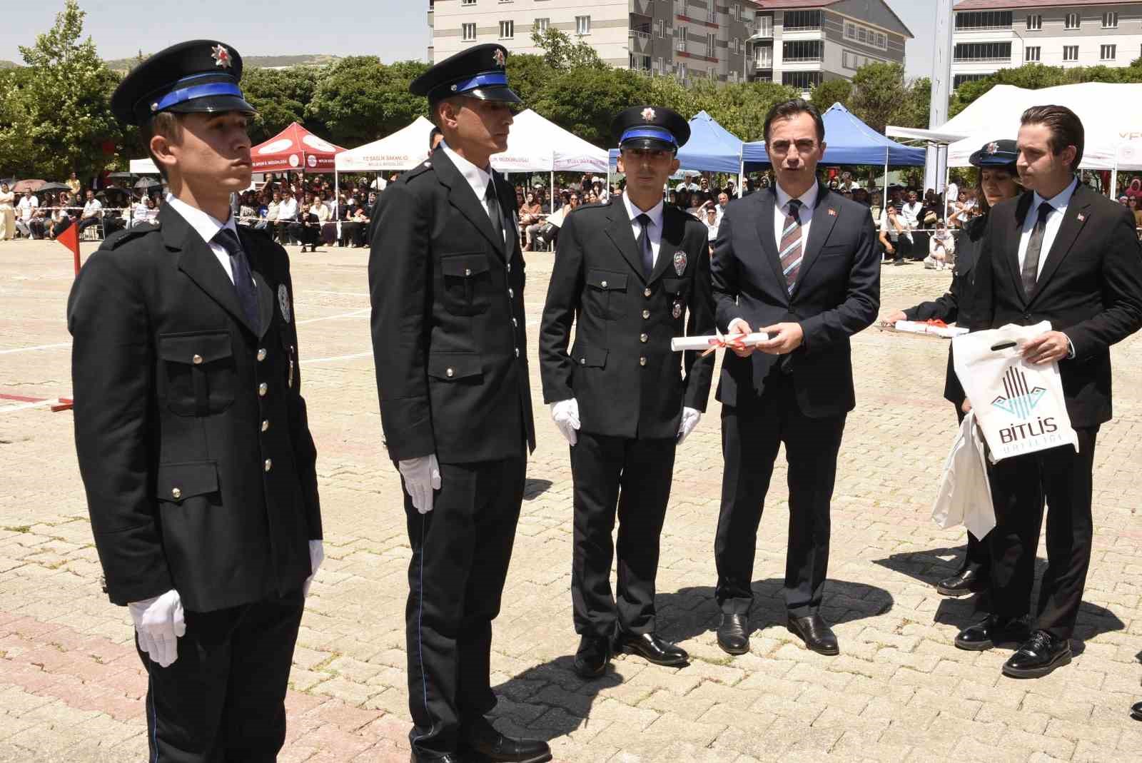 Bitlis POMEM&rsquo;den 213 yeni polis adayı mezun oldu
