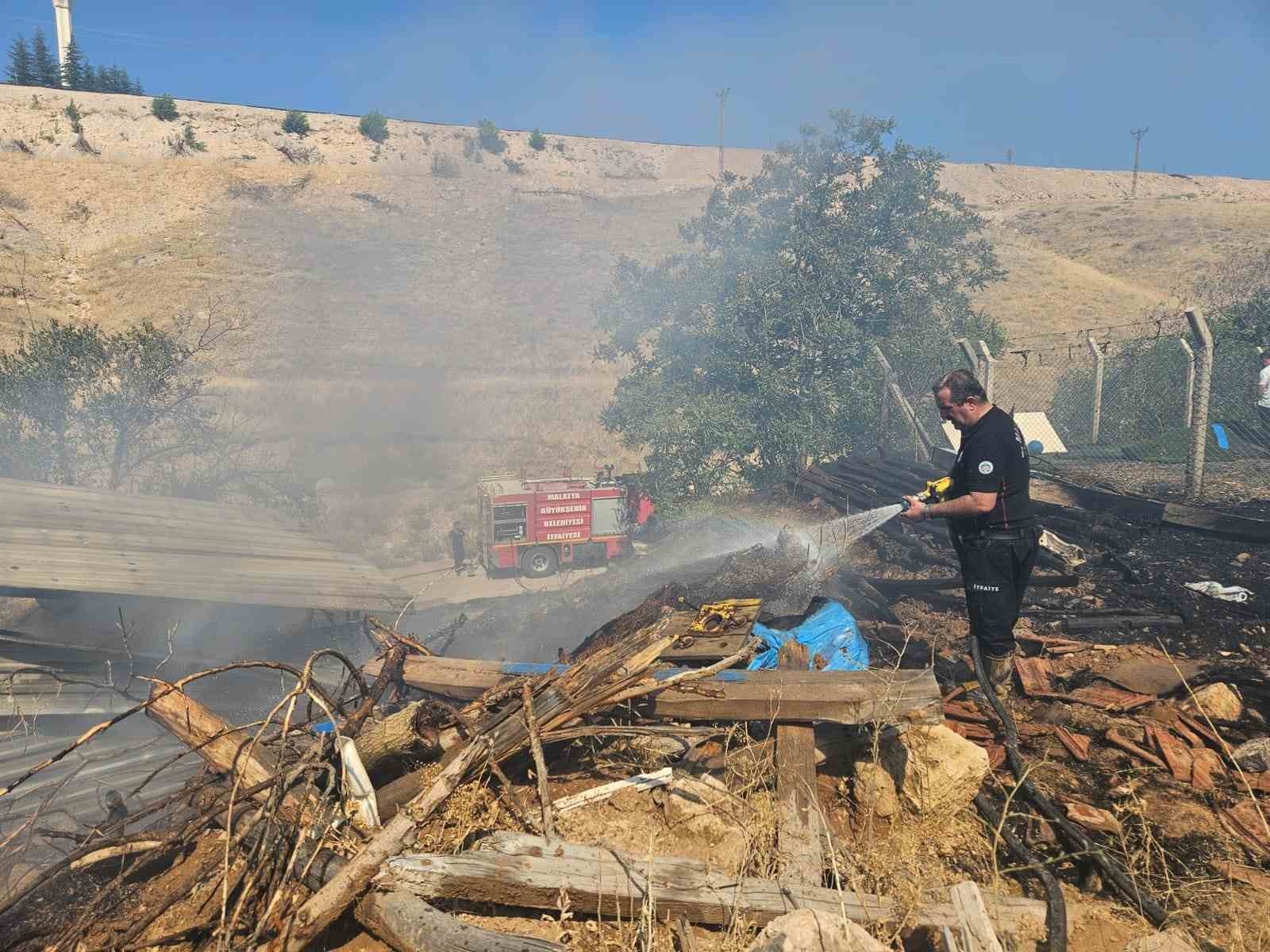 Ak&ccedil;adağ&rsquo;da odunluk yangını korkuttu
