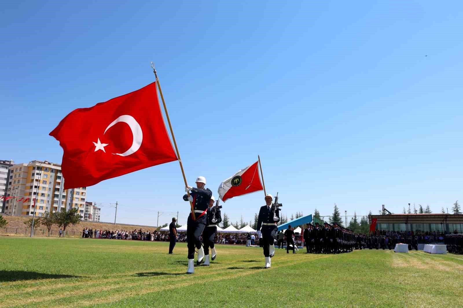 Vali &Ccedil;i&ccedil;ek, 31&rsquo;inci D&ouml;nem POMEM Mezuniyet T&ouml;reni&rsquo;ne katıldı
