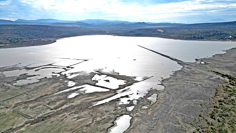 Barajlardaki d&uuml;ş&uuml;ş &Ccedil;eşme&rsquo;yi vurdu
