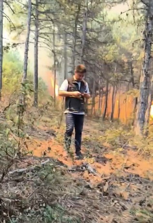 Ekiplerin yangının ortasında kaldığı anlara ait g&ouml;r&uuml;nt&uuml;ler ortaya &ccedil;ıktı
