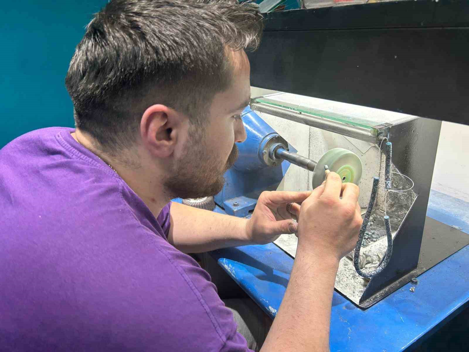 Van’ın tek gümüş kakma ustası mesleğini yaşatıyor