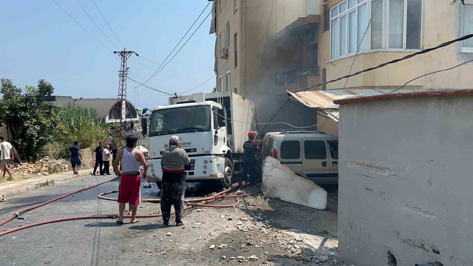 Antalya’da freni boşalan çöp kamyonu 2 aracı ezdi