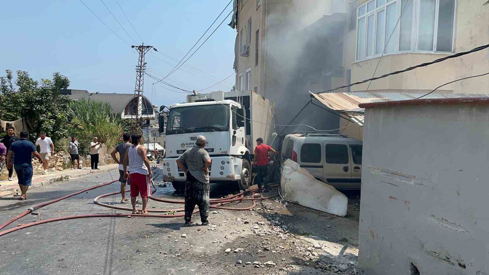 Antalya&rsquo;da freni boşalan &ccedil;&ouml;p kamyonu 2 aracı ezdi
