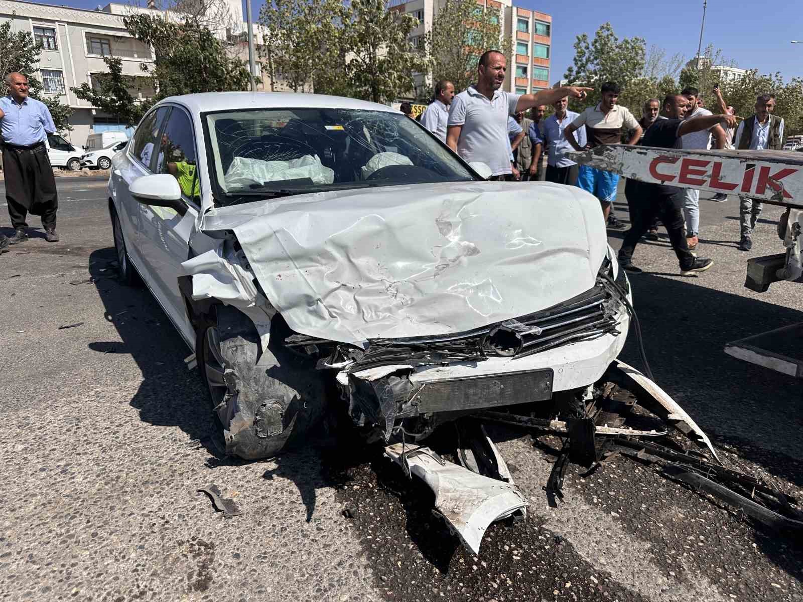Siverek’te iki otomobil kafa kafaya çarpıştı: 1 ölü, 4 yaralı