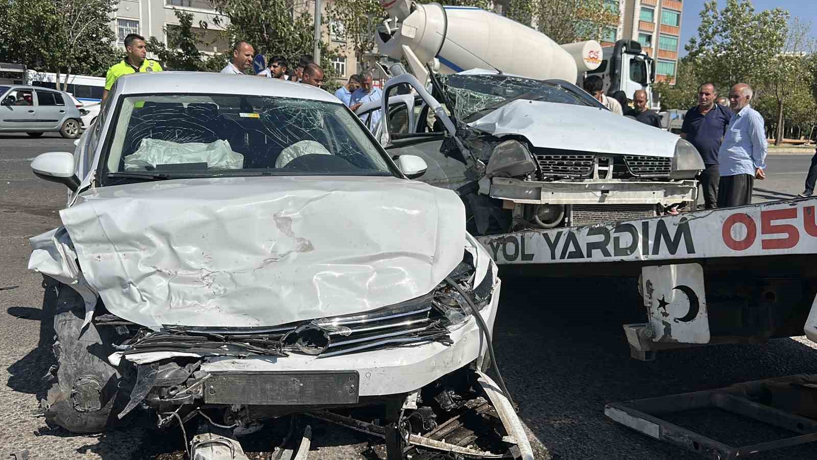 Siverek&rsquo;te iki otomobil kafa kafaya &ccedil;arpıştı: 1 &ouml;l&uuml;, 4 yaralı
