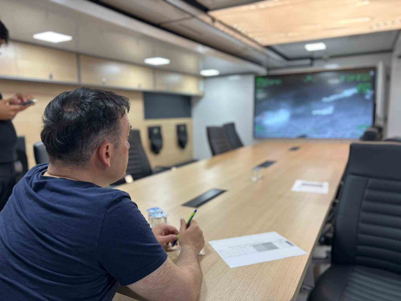 Vali S&ouml;zer, gelişmeleri Yangın Y&ouml;netim Aracı&rsquo;nda takip ediyor
