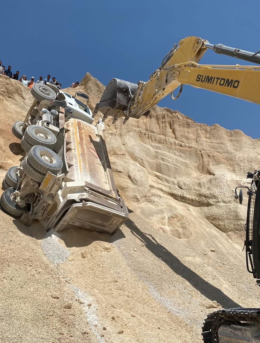 Hatay’da kum ocağında çalışan kamyon devrildi: 1 yaralı