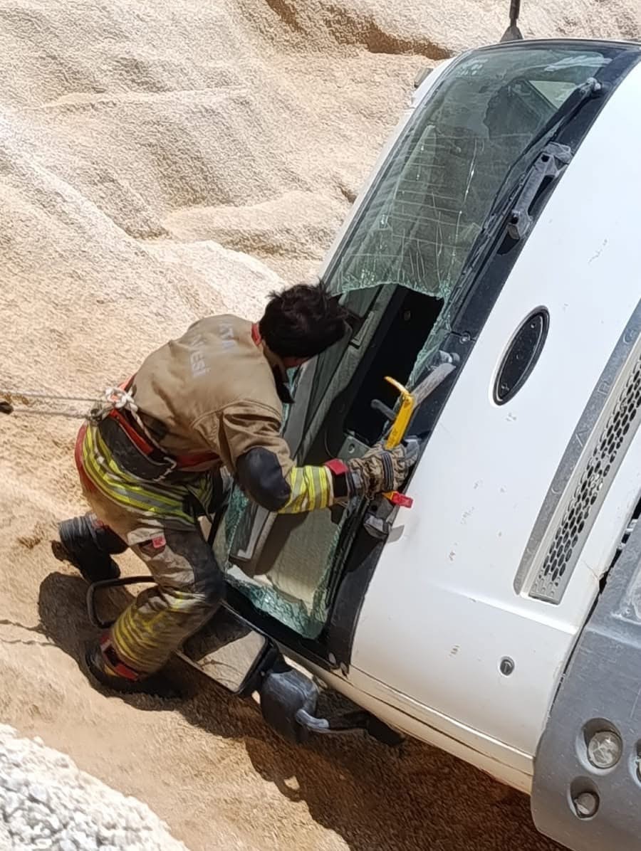 Hatay&rsquo;da kum ocağında &ccedil;alışan kamyon devrildi: 1 yaralı
