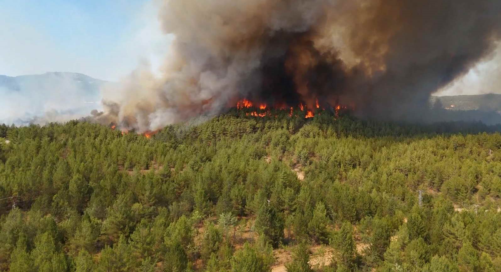 Karab&uuml;k&rsquo;te yangının &ccedil;ıktığı nokta dronla havadan g&ouml;r&uuml;nt&uuml;lendi

