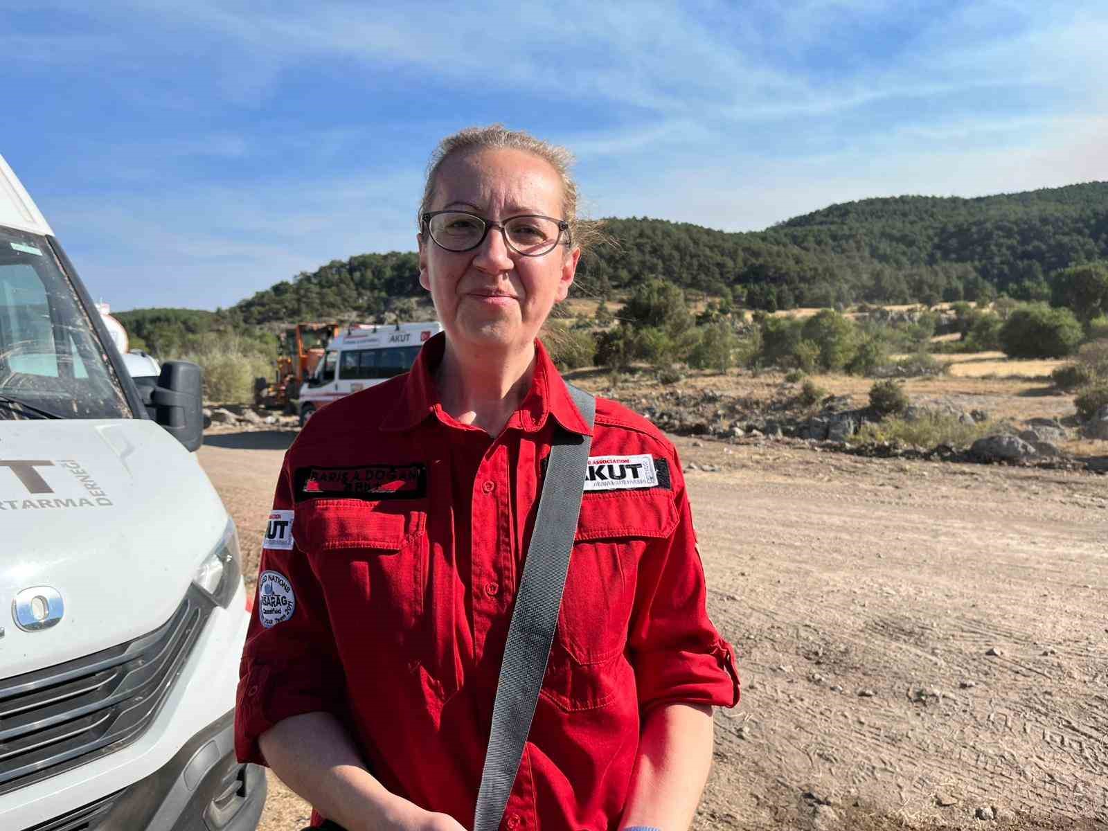 Alevlerin ortasında kalan ekipler mağaraya sığındı
