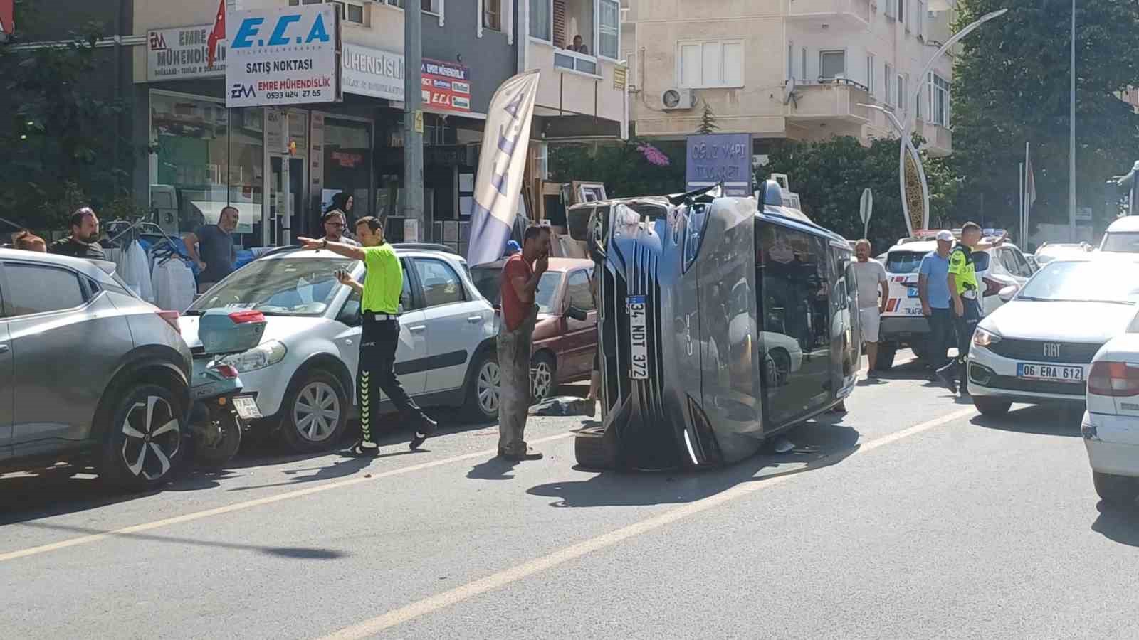 Yalova’da SUV tipi araç park halindeki iki otomobile çarparak devrildi