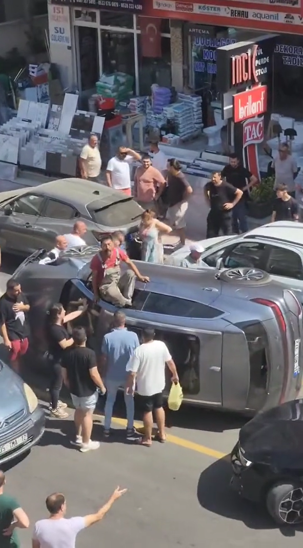 Yalova&rsquo;da SUV tipi ara&ccedil; park halindeki iki otomobile &ccedil;arparak devrildi
