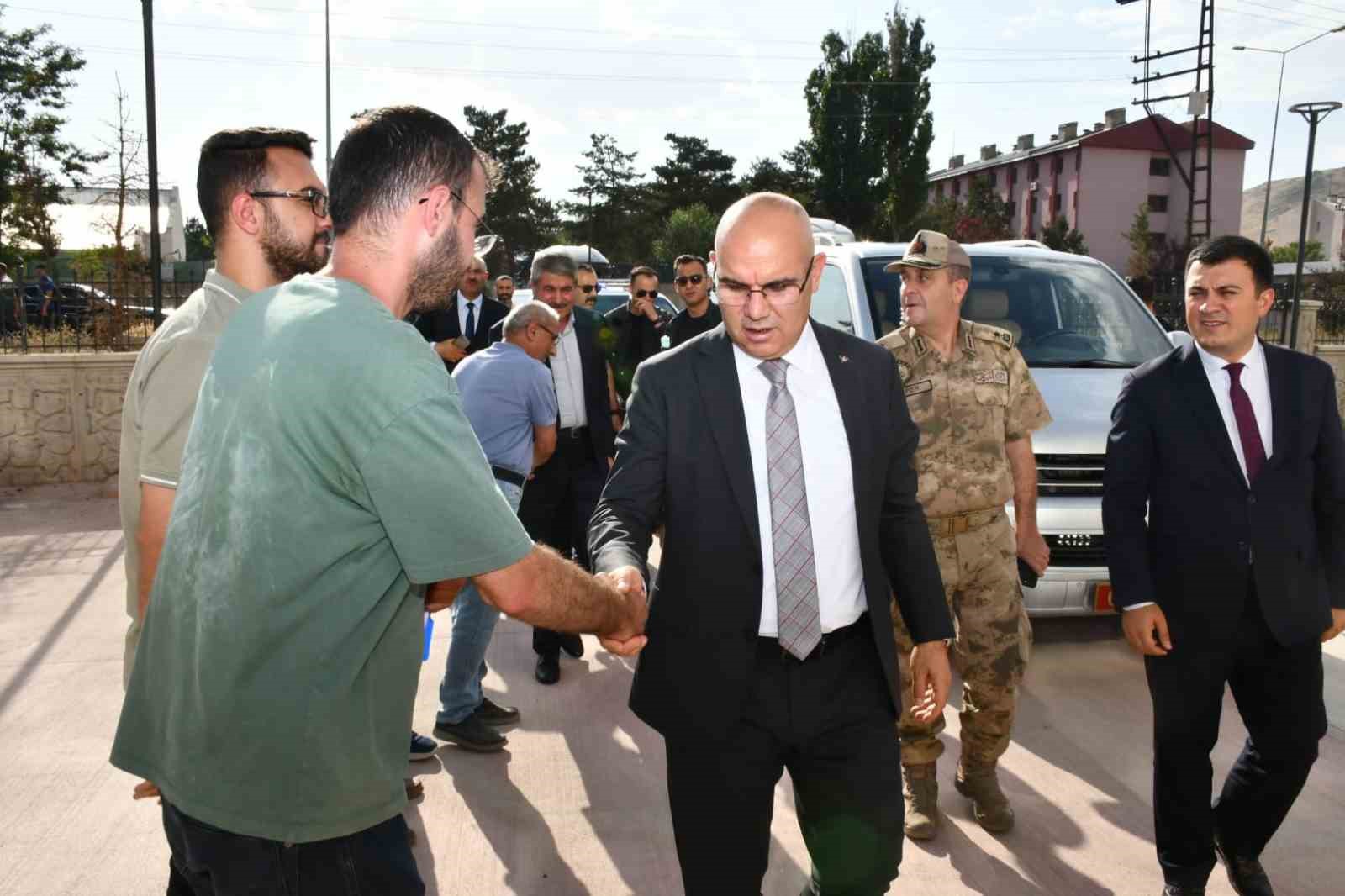 Vali Ko&ccedil;&rsquo;tan Patnos ve Dedeli&rsquo;ye ziyaret
