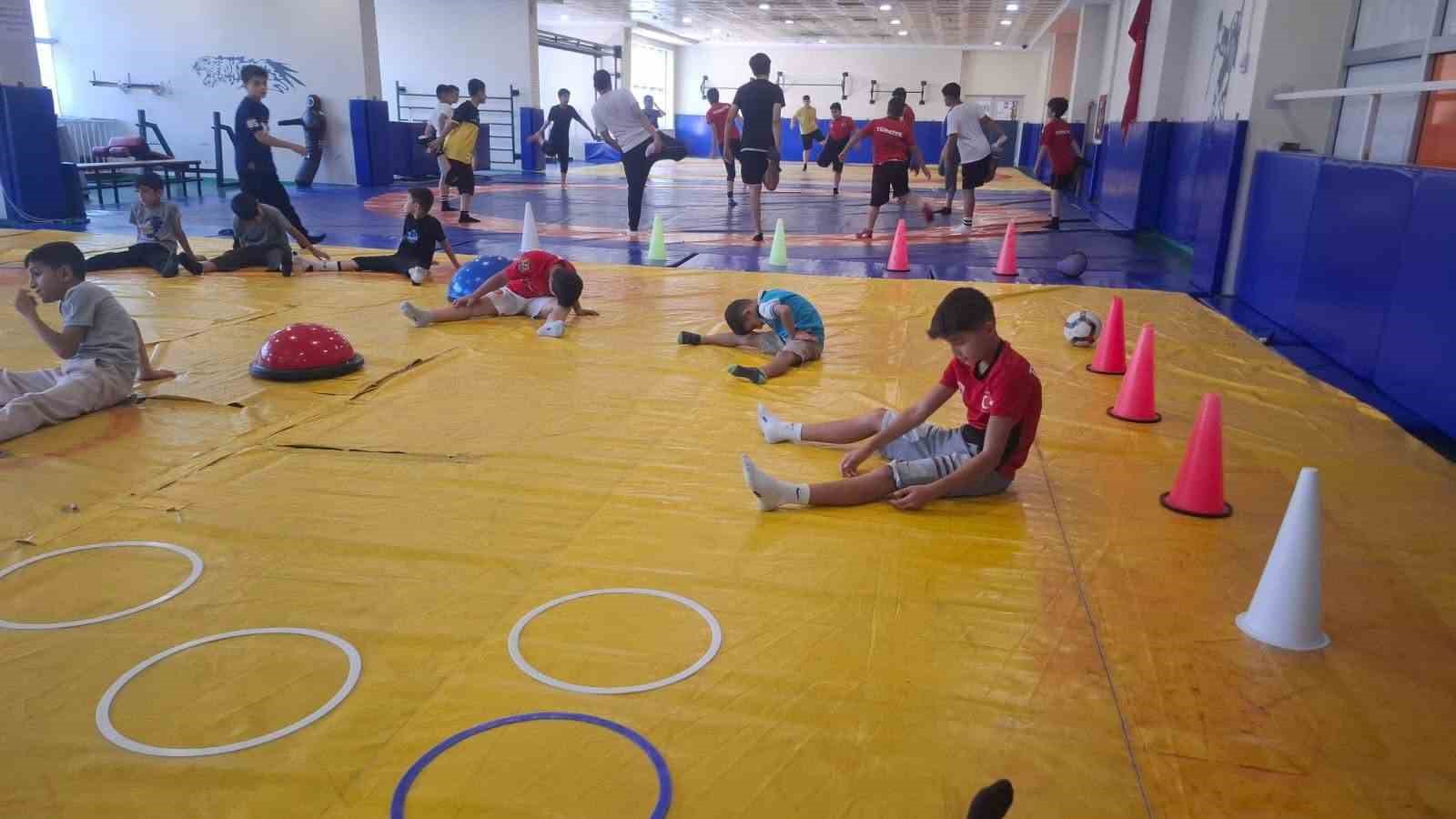 Yaz spor okullarıyla Muş&rsquo;ta g&uuml;reş k&uuml;lt&uuml;r&uuml; gen&ccedil;lere aktarılıyor
