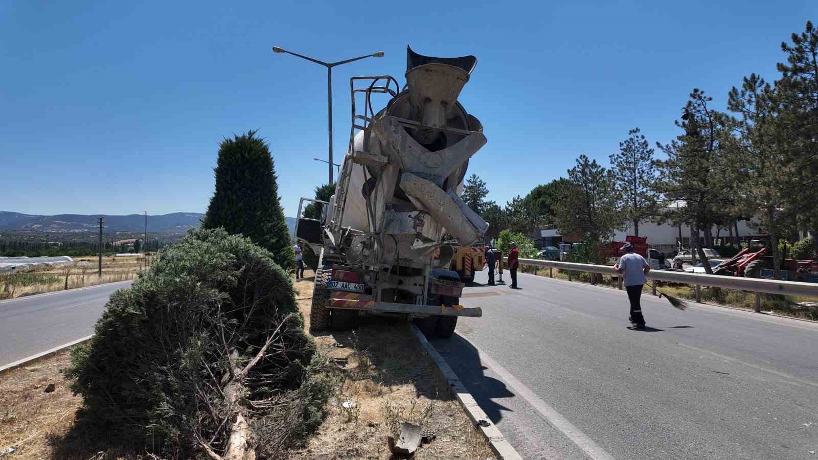Kütahya’da mikser tıra çarptı: 1 yaralı