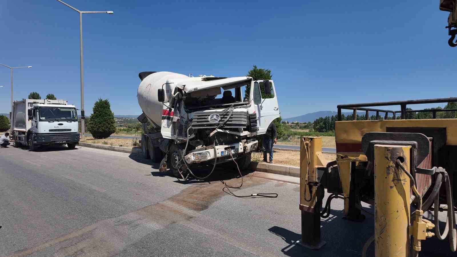 K&uuml;tahya&rsquo;da mikser tıra &ccedil;arptı: 1 yaralı
