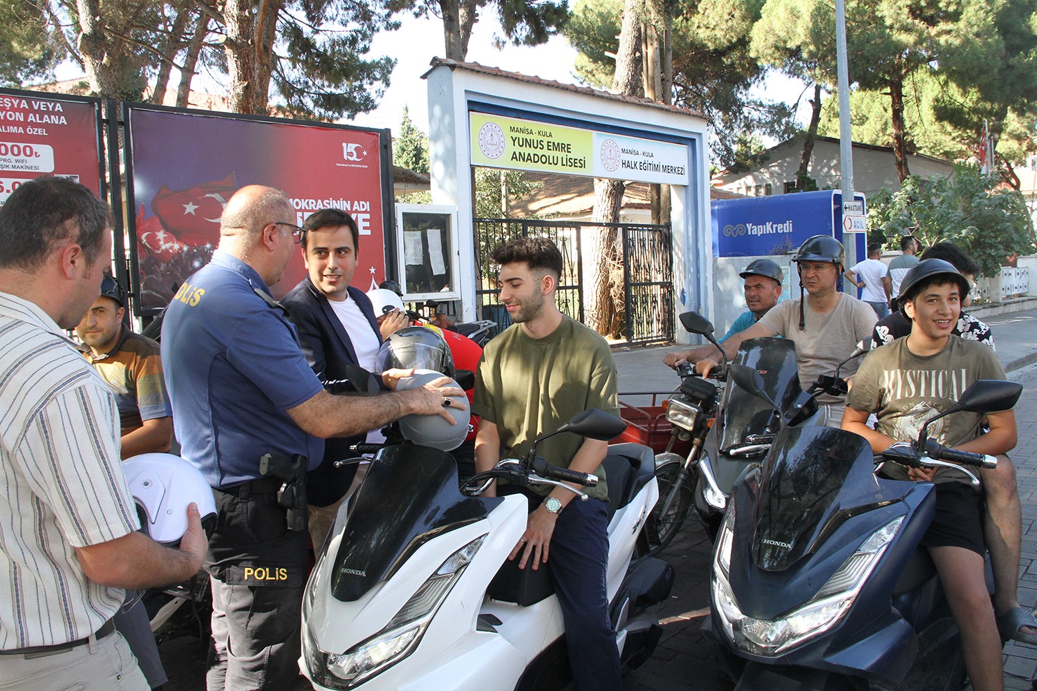 Kula&rsquo;da motosiklet s&uuml;r&uuml;c&uuml;lerine &uuml;cretsiz kask dağıtıldı
