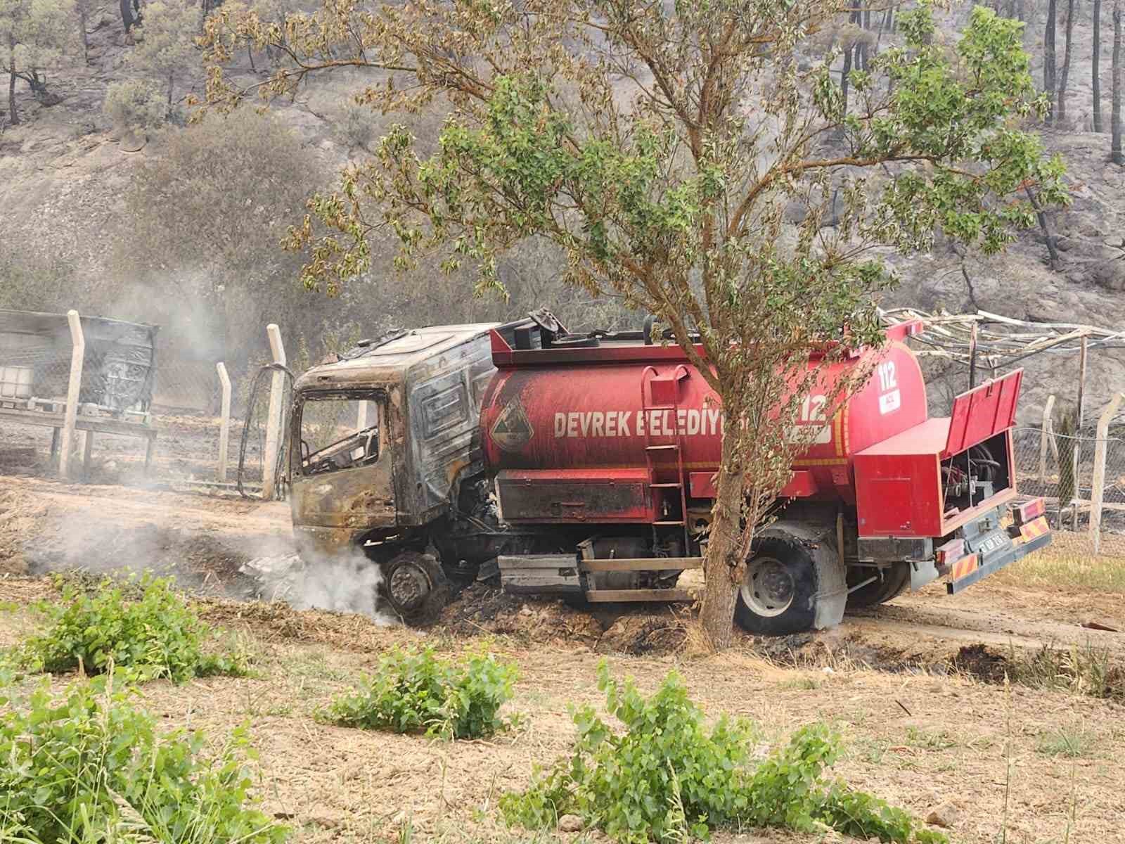İtfaiyeciler alevlerin arasında kalmakta son anda kurtuldular, ara&ccedil;ları k&uuml;l oldu

