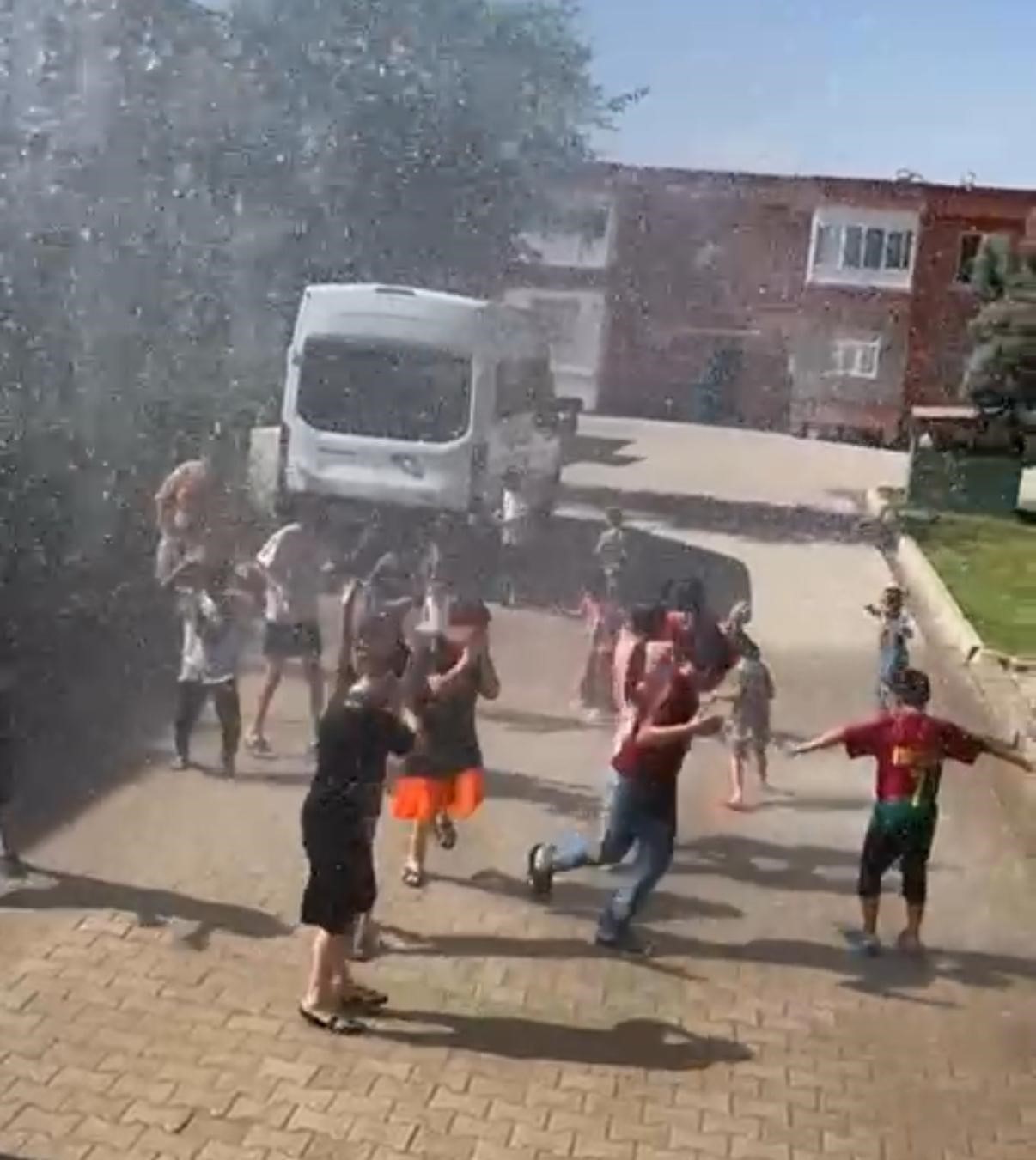 Diyarbakır&rsquo;da sıcaktan bunalan &ccedil;ocuklar tazyikli suyla serinledi
