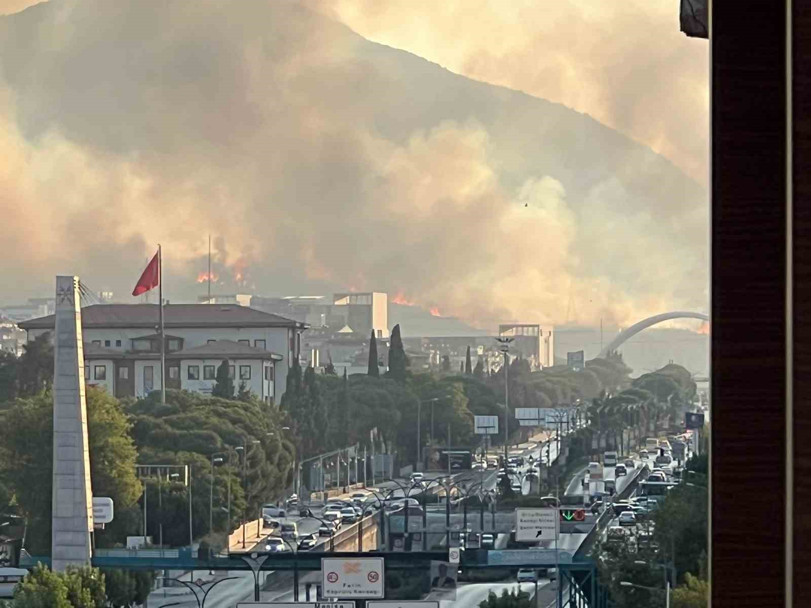 Manisa Valisi &Ouml;zkan: "Yerleşim birimleri ve organize sanayi b&ouml;lgesine yakın olan yangınla ilgili t&uuml;m tedbirleri aldık"
