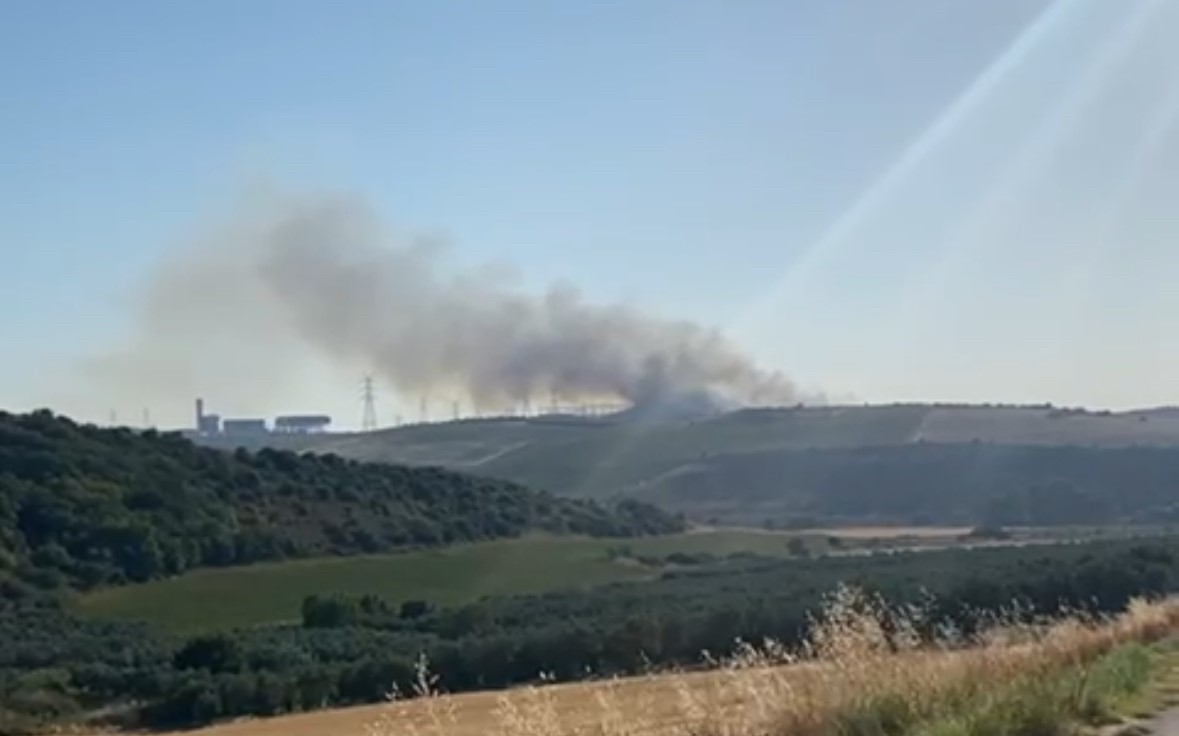 Balıkesir’de çıkan yangına havadan ve karadan müdahale ediliyor