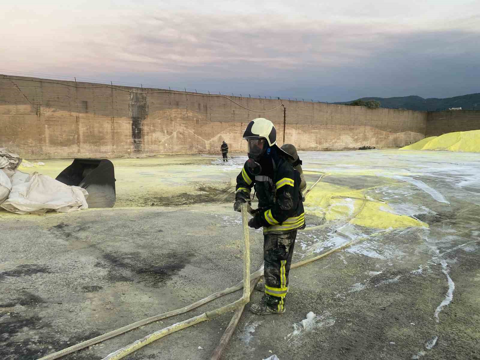 Kükürt deposundaki yangında kimyasal duman paniği
