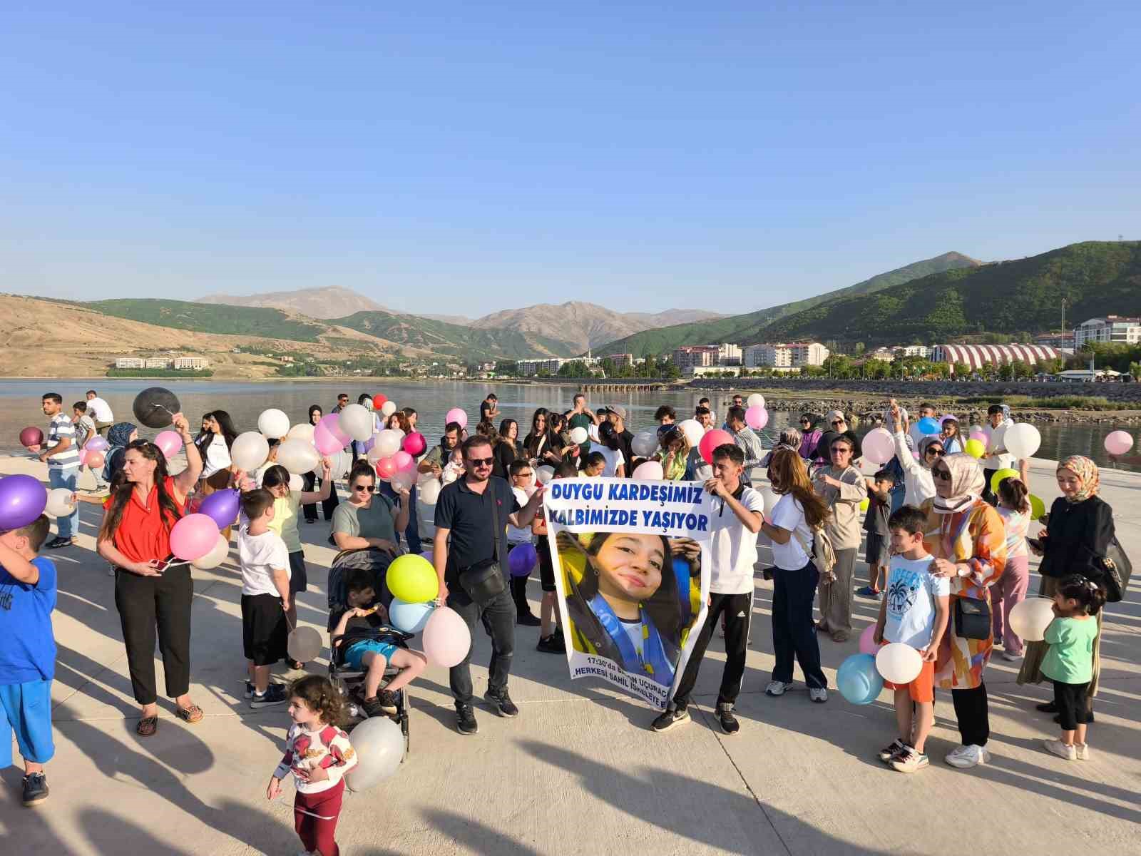 Kansere yenik düşen Duygu için gökyüzüne balonlar bırakıldı