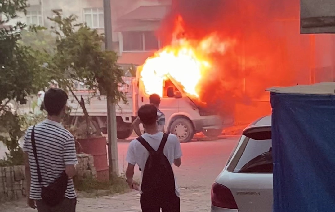Ordu’da park halindeki kamyonette yangın